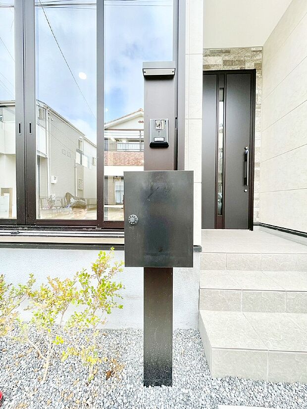 【その他現地】シンプルデザインのポスト。