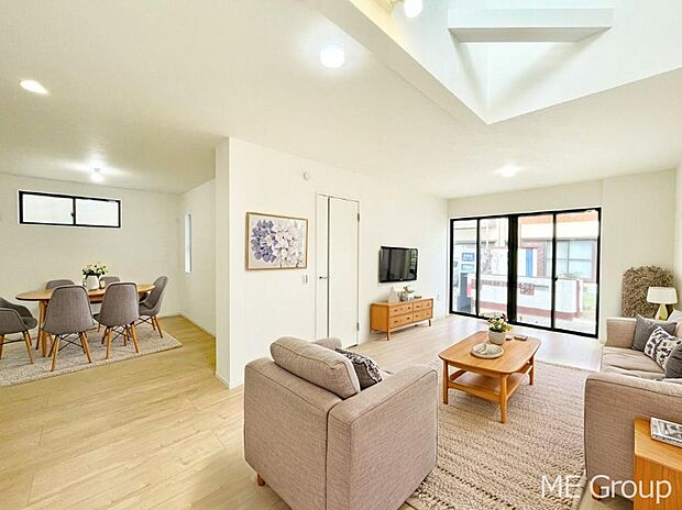 【リビング】ご家族の賑やかな話し声で包まれる明るいリビング  ※家具はCGです