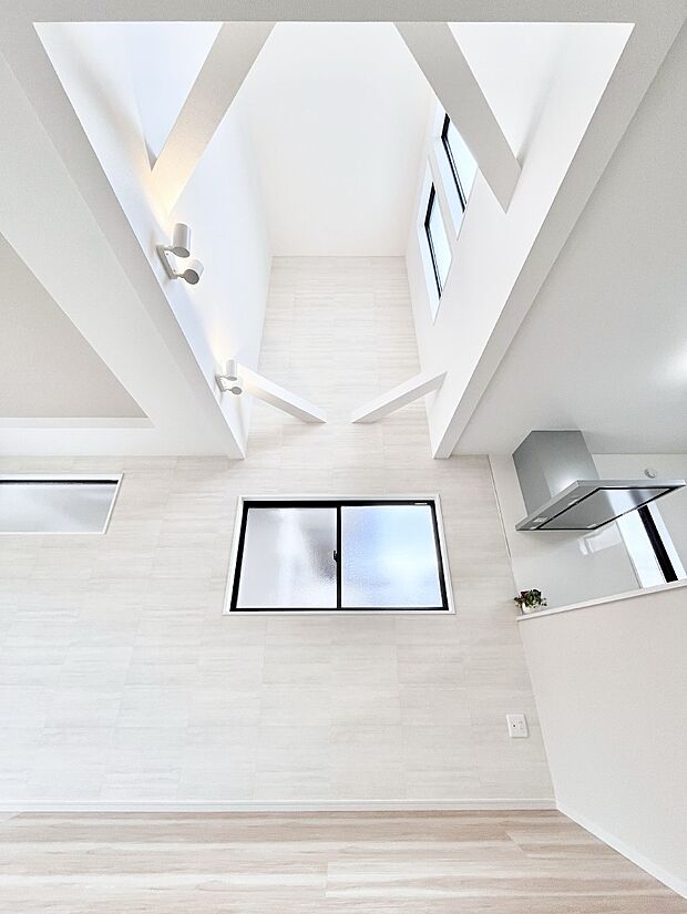 【その他設備(吹き抜け)】明るい日差しが差し込む吹き抜け設計