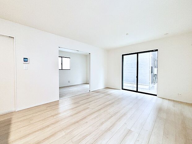 【ダイニング】大きな窓からたっぷりの陽光と風を感じられるリビング