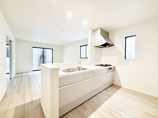 【ダイニングキッチン】爽やかな風が通り抜けるキッチン。窓があるので明るく換気にも役立ちます。