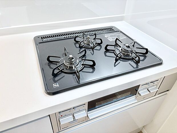 【その他設備(Siセンサーコンロ)】ガスコンロはSiセンサー搭載。火力調節や焦げ付き・消し忘れも防いでくれます。