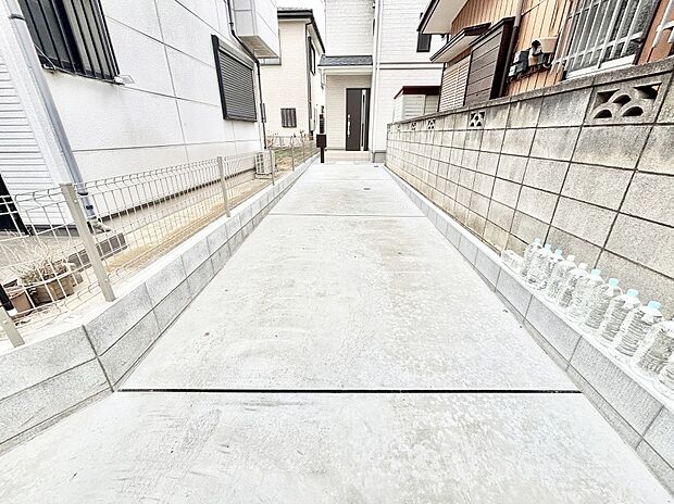 【駐車場】駐車2台可能!急なお客様の駐車に。また、ご家族の自転車スペースとしても大活躍。