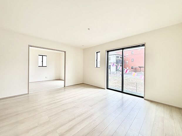 【ダイニング】日当たりの良いリビング。お気に入りのグリーンを飾れば更に心地よさがアップ!