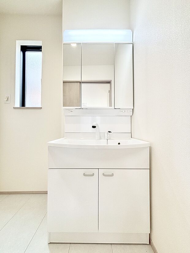 【洗面台・洗面所】小窓がついているので湿気の多い場所でも換気ができ快適です。毎日の身支度を気持ち良く行えますね。