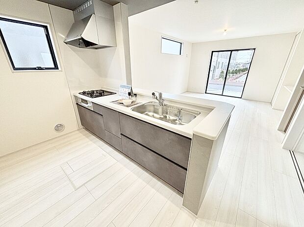 【ダイニングキッチン】ゆとりあるキッチンではご家族と楽しくお料理ができます。