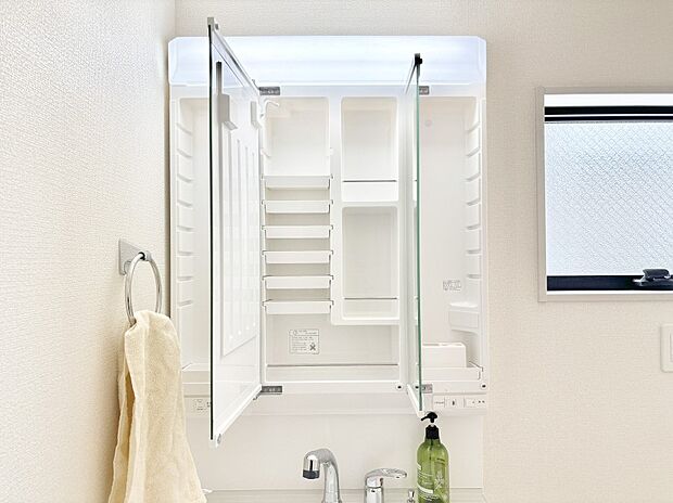 【その他設備(三面鏡裏収納)】三面鏡の裏に、化粧品や衛生用品などを収納可能。洗面台をすっきりと保ちます!