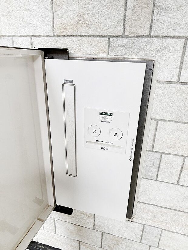 【その他現地】エントランスになじむシンプルデザインのポスト