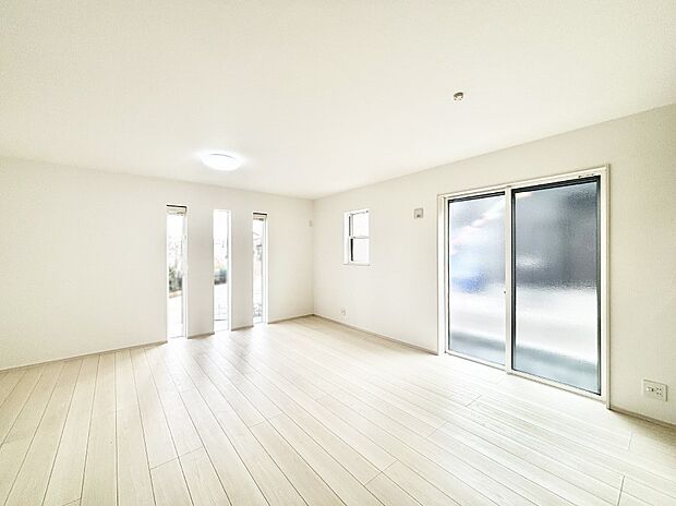 【リビングダイニング】大きな窓からたっぷりの陽光と風を感じられるリビング