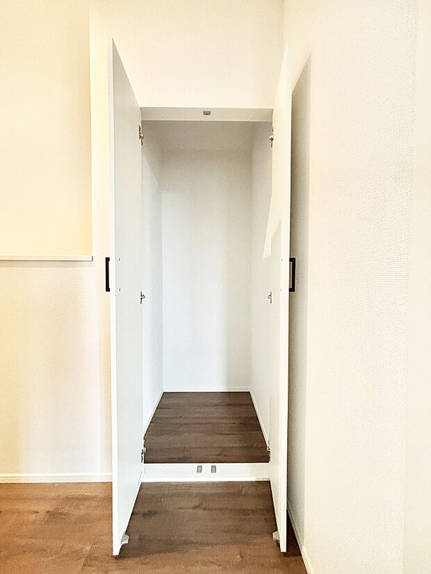 【その他設備(廊下収納)】廊下収納。掃除道具や季節の小物を収納することができます。