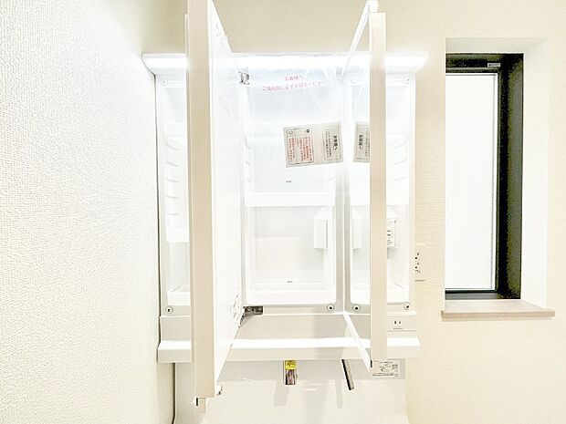【その他設備(三面鏡裏収納)】三面鏡の裏に、化粧品や衛生用品などを収納可能。洗面台をすっきりと保ちます！