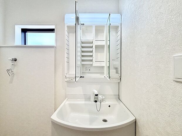 【その他設備(三面鏡裏収納)】三面鏡の裏に、化粧品や衛生用品などを収納可能。洗面台をすっきりと保ちます!