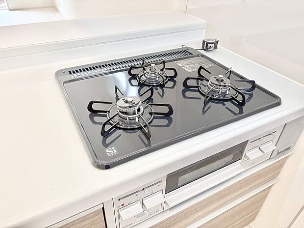 【その他設備(三ツ口コンロ)】三口ガスコンロでお料理が一気にはかどりそう。