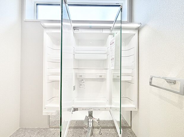【その他設備(三面鏡裏収納)】三面鏡の裏に、化粧品や衛生用品などを収納可能。洗面台をすっきりと保ちます!