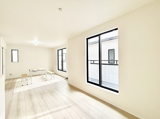 【リビングダイニング】大きな窓からたっぷりの陽光と風を感じられるリビング