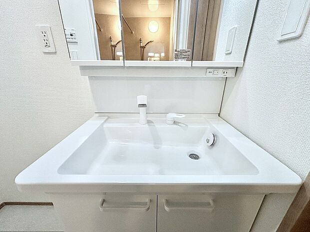 【その他設備(シャワー水栓)】ハンドシャワー付き！使いやすい洗面台。