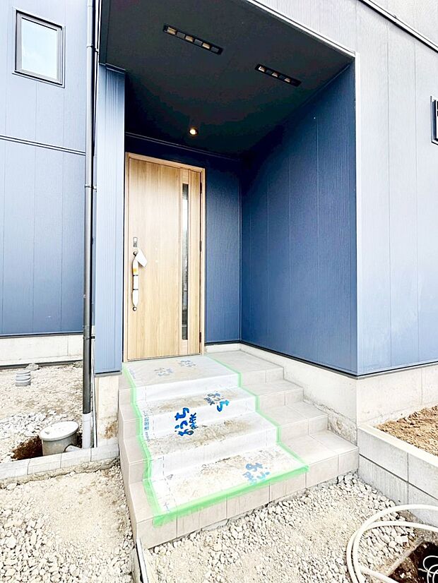 【玄関】玄関前は雨が降っても濡れにくい屋根付き