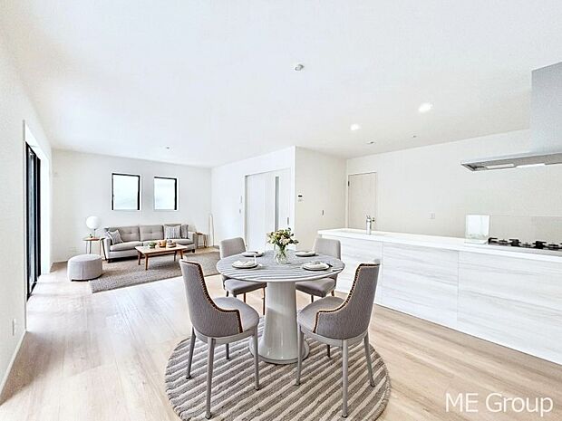 【リビング】家族の和やかな会話が聞こえてきそう。開放感のあるリビングです。※家具はCGです  