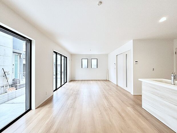 【ダイニング】家族の笑顔が自然と生まれてくる、そんな雰囲気のダイニングに仕上がっています。