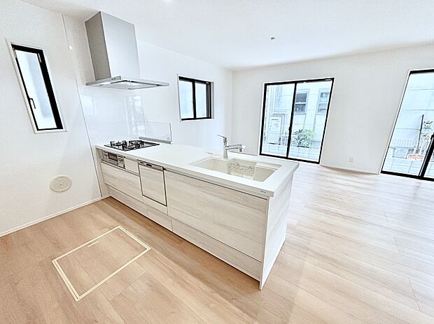 【ダイニングキッチン】カウンター越しに楽しいおしゃべり。いつものお料理がもっと美味しくなりそうですね。