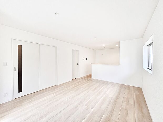 【ダイニング】明るい陽光が注ぎ、寛ぎの雰囲気に満たされるダイニング。   