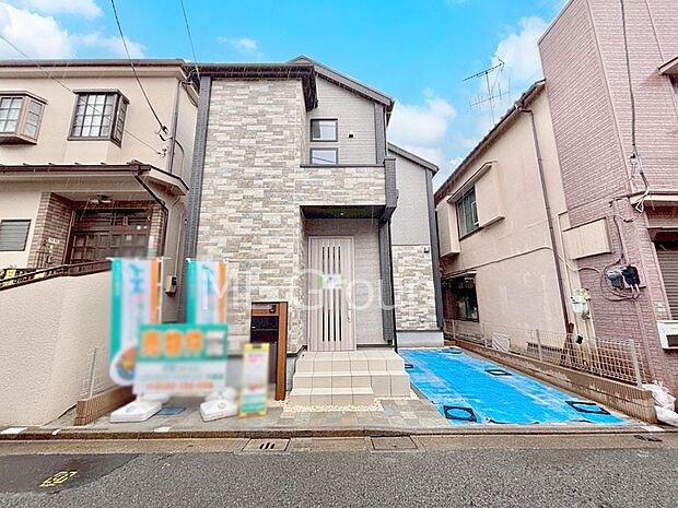 【現地外観写真】洗練された外観、上質な住空間が広がる室内は永く安心して過ごせる住居です。