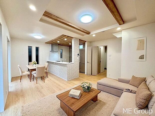 【リビング】ご家族の賑やかな話し声で包まれる明るいリビング ※家具はCGです