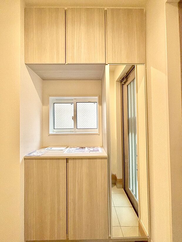 【その他設備(シューズボックス)】たっぷり収納できるシューズボックスで家族全員の靴も、玄関すっきり。