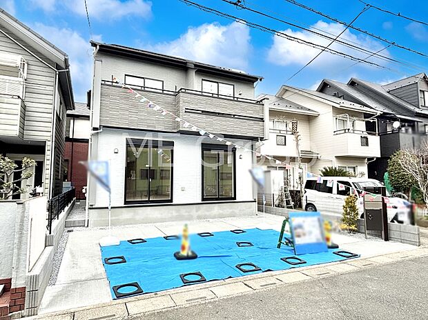 【現地外観写真】暮らしやすさと居心地の良さにこだわったシンプルで飽きのこないデザイン ！