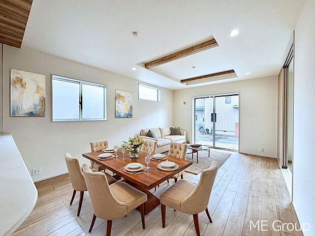 【リビング】ご家族の賑やかな話し声で包まれる明るいリビング  ※家具はCGです