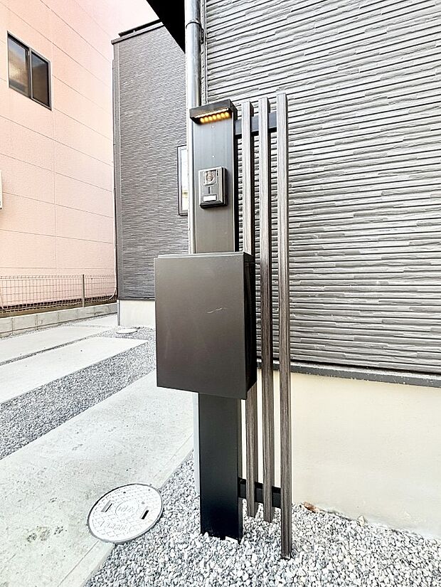 【その他現地】表札・インターホン・ポストをひとつに集約。エントランスになじむシンプルデザイン。