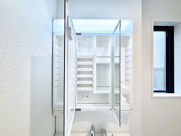 【その他設備(三面鏡裏収納)】三面鏡の裏に、化粧品や衛生用品などを収納可能。洗面台をすっきりと保ちます！