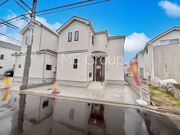 【現地外観写真】シンプルで落ち着きのある建物は住むかたの個性でオリジナルなものになっていきます。