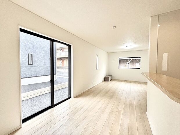 【ダイニング】大きな窓からたっぷりの陽光と風を感じられるリビング