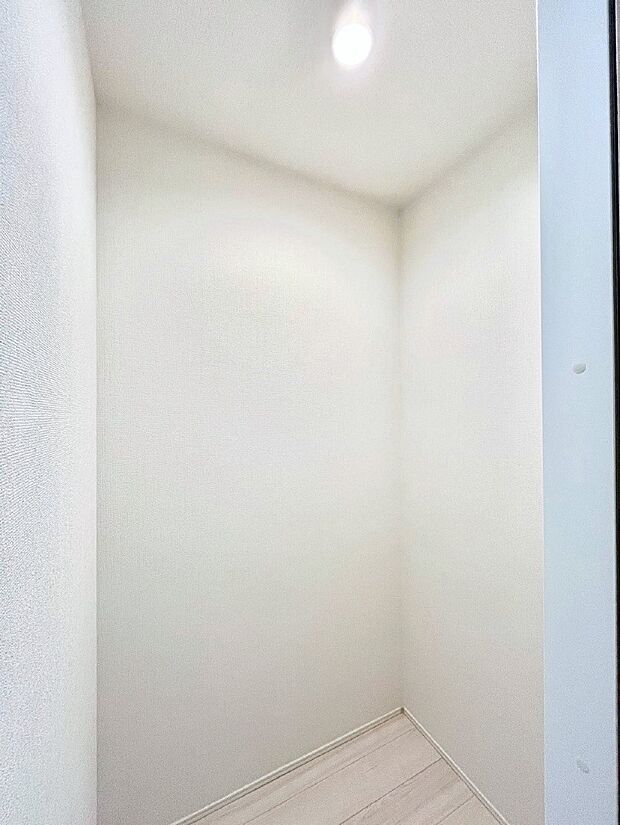 【その他設備(廊下収納)】廊下収納。掃除道具や季節の小物を収納することができます。