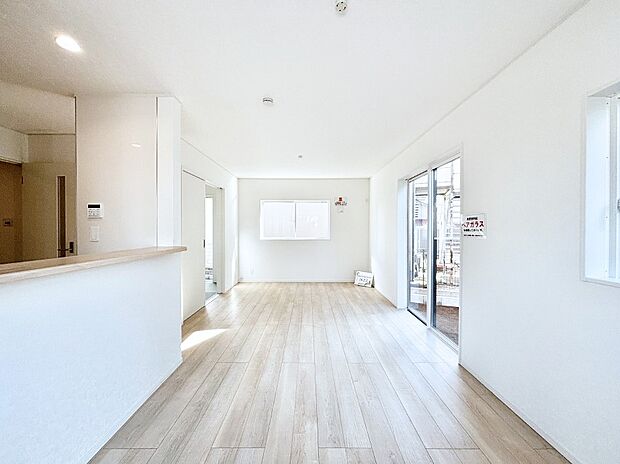 【リビングダイニング】明るい陽光が注ぎ、寛ぎの雰囲気に満たされるリビングダイニング