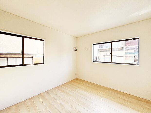 【リビングダイニング】たっぷりの陽光と風を感じられるリビング