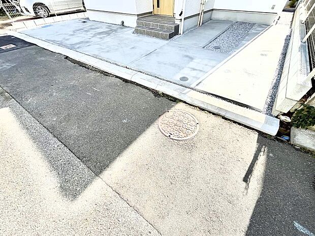 【駐車場】カースペースは２台駐車可。セカンドカーや来客時に便利です！