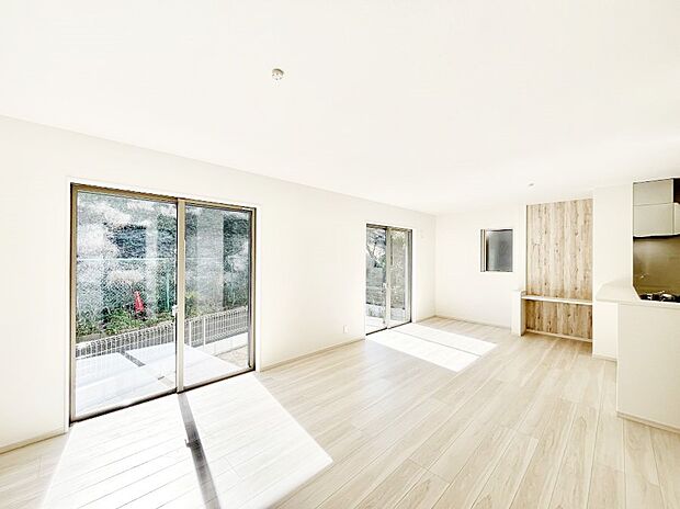 【リビングダイニング】明るい陽光が注ぎ、寛ぎの雰囲気に満たされるリビングダイニング 