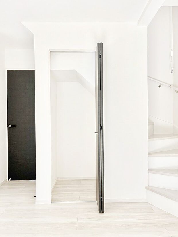 【その他設備(リビング収納)】物が溢れがちな家族共有の小物や日用品などをたっぷり収納できるリビング収納