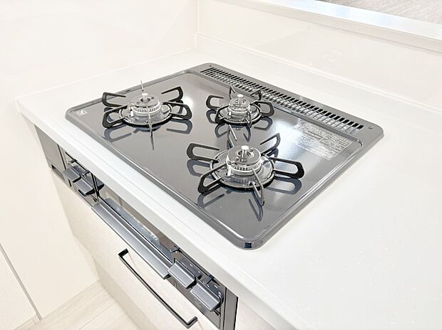 【その他設備(三ツ口コンロ)】三口ガスコンロでお料理が一気にはかどりそう。