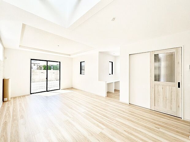 【リビングダイニング】お子様の宿題やパソコンなどのデスクワークにも便利なスタディカウンター付のLDK