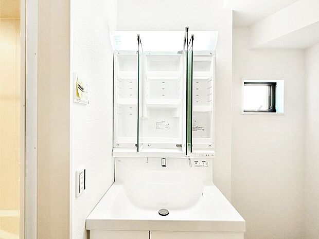 【その他設備(三面鏡裏収納)】三面鏡の裏に、化粧品や衛生用品などを収納可能。洗面台をすっきりと保ちます！