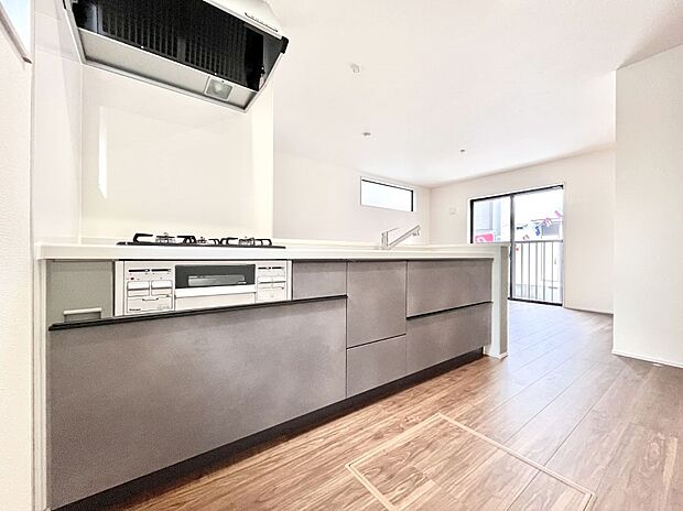 【ダイニングキッチン】料理をしながらでもご家族との会話を楽しめる対面キッチン