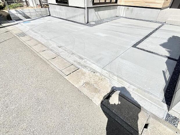 【駐車場】駐車2台可能！急なお客様の駐車に。また、ご家族の自転車スペースとしても大活躍。