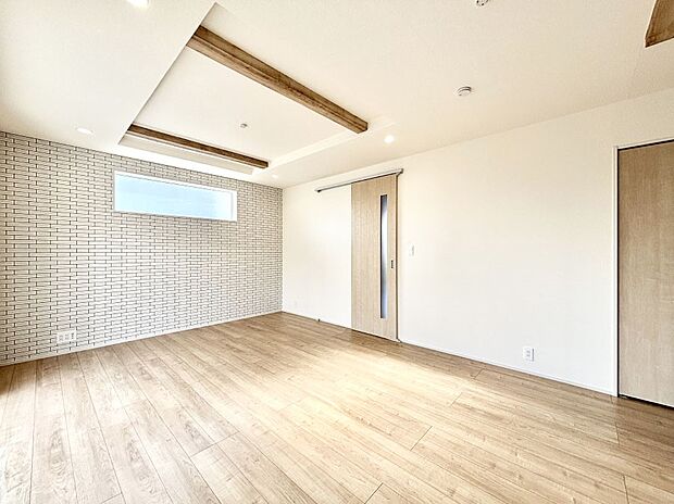 【ダイニング】折り上げ天井はは立体的な奥行きがあるので、天井が広く見えて開放的な空間を演出できます。  