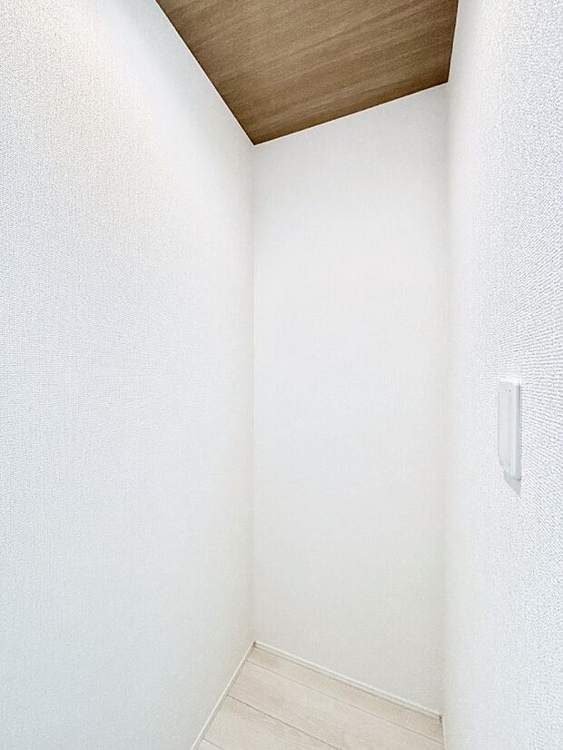 【その他設備(パントリー)】キッチンにはパントリー！食材のストックはもちろん、日用品の収納など使い方はいろいろ！