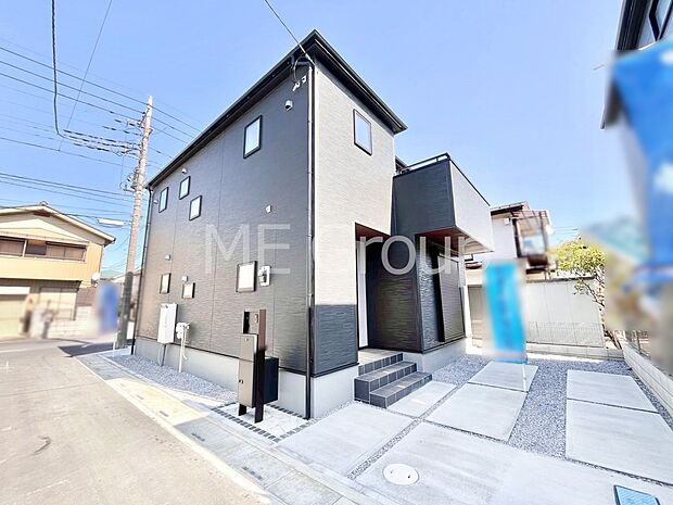 【現地外観写真】上質感あふれる外観デザイン。魅力の住まいを実現。