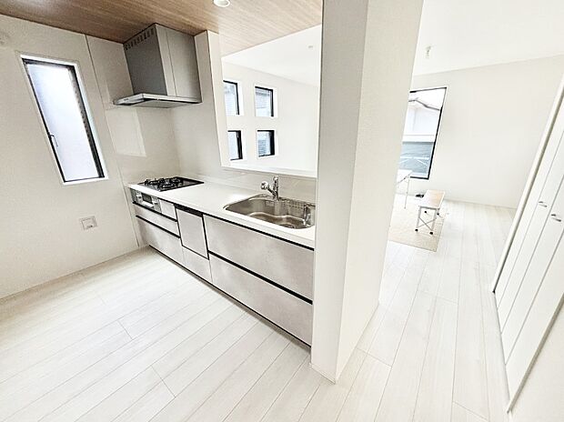 【ダイニングキッチン】料理をしながらでもご家族との会話を楽しめる対面キッチン