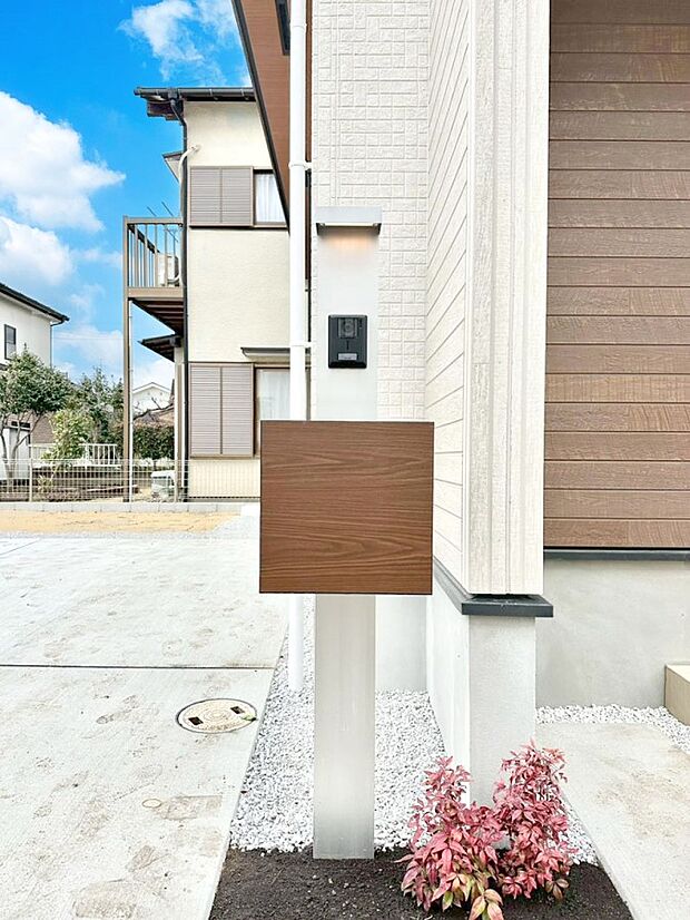 【その他現地】シンプルデザインのポスト。